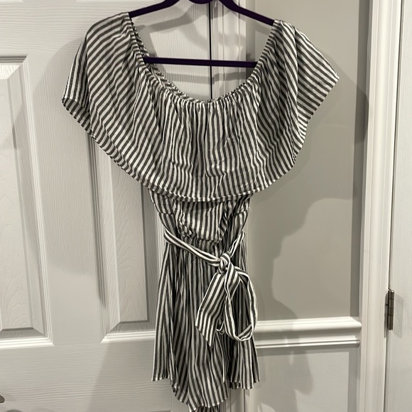 Alice + Olivia pinstripe romper - Picture 4 of 9